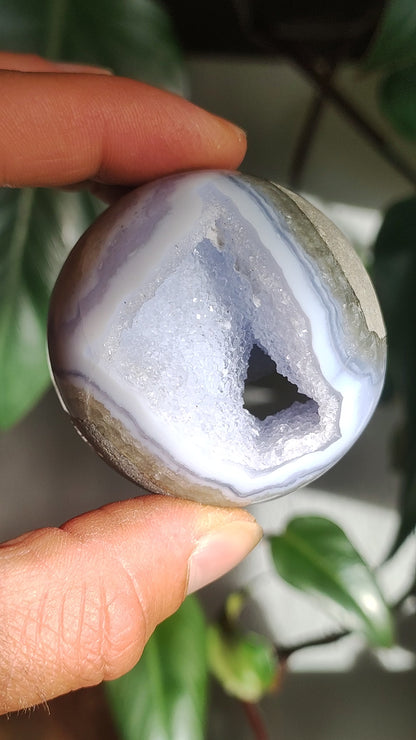 Calcédoine AAA - Boule de pierres précieuses bleues Sphère décorative avec géode Méditation Pierre de guérison naturelle Collectionneur vivant Rareté de haute qualité Art de la nature Berlin