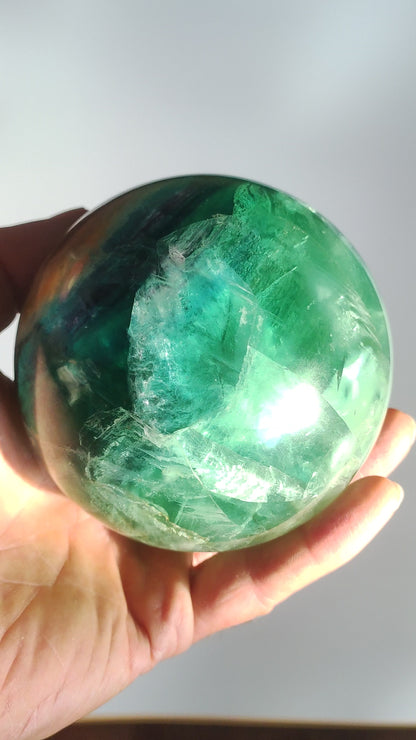 Fluorite 88 mm ~ Boule de pierre précieuse magique Massage &amp; Sphère déco Boule de jeu en cristal Méditation ~ HIPPIE GOA ~ Boho ~ Ethno ~ Pierre de guérison ~ Trésor naturel