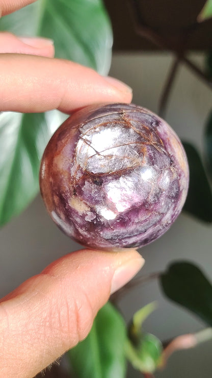 Lépidolite / Effet mica violet scintillant - Boule de pierre précieuse Pierre de guérison naturelle violette Décoration Sphère Cristal Cadeau pour lui Elle Maison Collectionneur Rareté