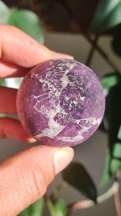 Purpurite - boule de pierre précieuse violette pierre de guérison naturelle décoration sphère cristal cadeau lui elle maison inauguration appartement énergie pouvoir collectionneur rareté
