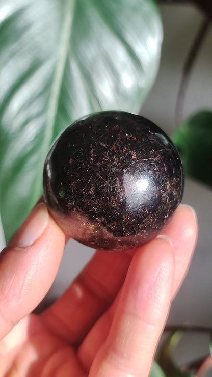 Grenat Almandin ~ Boule de Pierre Magique de Massage et de Décoration Boule de Cristal de Jeu de Méditation ~HIPPIE ~GOA~Boho~Ethno~Pierre de Guérison