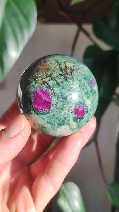 Rubis en Fuchsite - Boule de Pierre Précieuse Vert Rouge Pierre de Guérison Naturelle Décoration Sphère Collectionneur Nature Vivante Qualité Rare Rareté Cadeau Homme Femme Il Elle