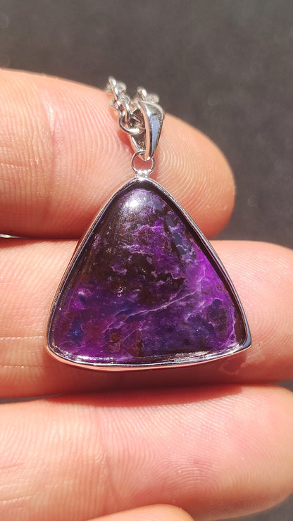 Sugilite / Sugilite avec monture en argent 925 collier de pierres précieuses violettes pierre de guérison naturelle énergie rareté homme femme lui son cadeau noble de haute qualité