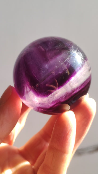 Fluorite arc-en-ciel violet rose rose rouge ~ boule de pierres précieuses magique massage et décoration sphère boule de jeu en cristal méditation pierre de guérison ethnique naturelle