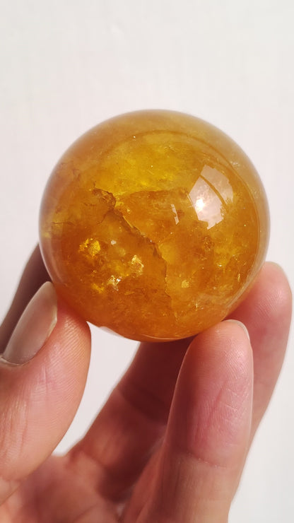 Mica Fluorite Jaune AAA Boule de Pierres Précieuses Sphère Décorative Massage Collecteur de Cristal Méditation Pierre de Guérison Femme Homme Cadeau Lui Sa Maison Énergie Vivante