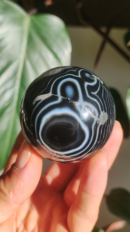 Sardonyx noir - Boule de pierre précieuse Pierre de guérison naturelle Décoration Sphère Cristal Cadeau Lui Elle Maison Initiation Appartement Énergie Pouvoir Objet de collection