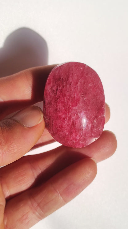 Rhodonite - pierre décorative, flatteur pour les mains, charge, décharge, pierres précieuses, chakra, pierre de guérison, rose, nature, énergie, puissance, cadeau, pour lui, pour elle, pour vivre