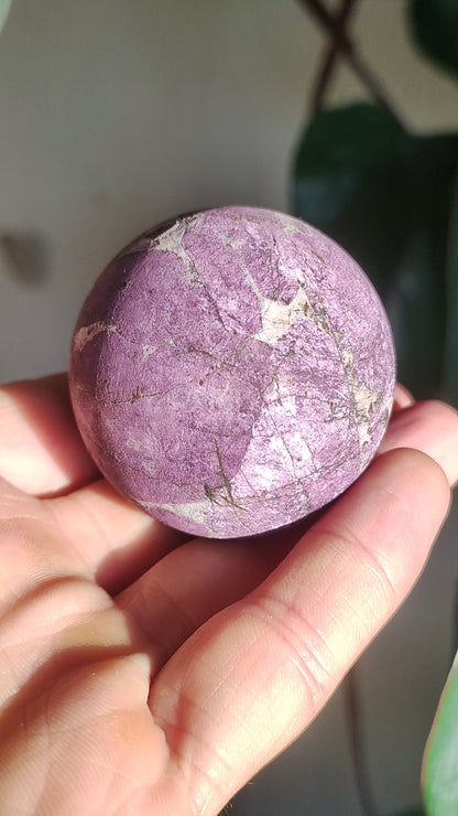 Purpurite - boule de pierre précieuse violette pierre de guérison naturelle décoration sphère cristal cadeau lui elle maison inauguration appartement énergie pouvoir collectionneur rareté