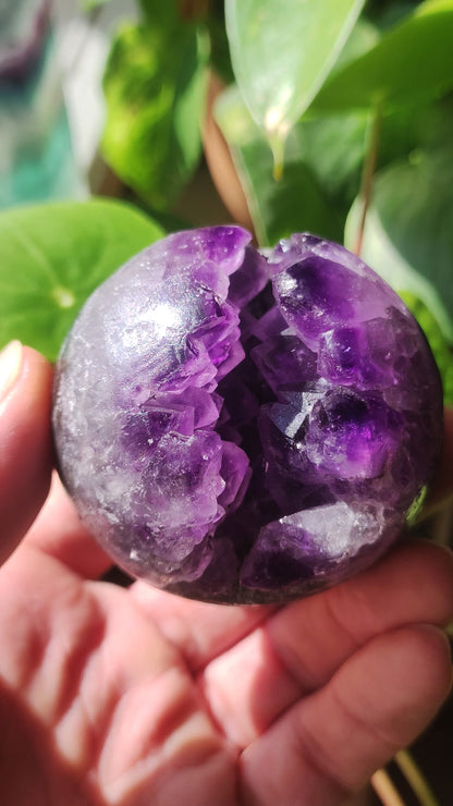 Boule de géode d'améthyste ~ Pierre précieuse magique décorative, niveau de cristal, boule de guérison, balle de jeu, méditation HIPPIE GOA Boho ethnique violet énergie