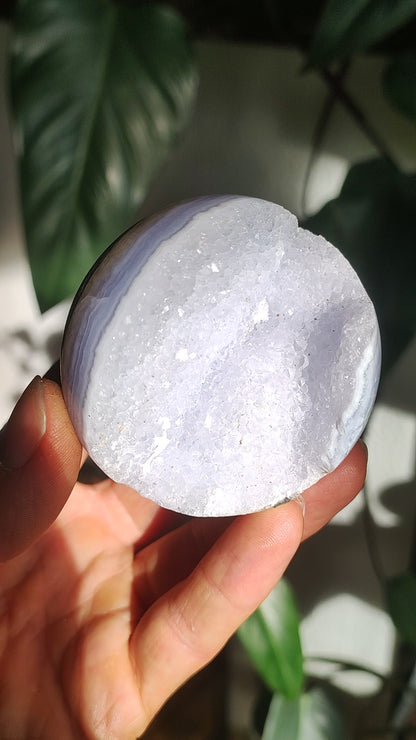 Calcédoine AAA - Boule de pierres précieuses bleues Sphère décorative avec géode Méditation Pierre de guérison naturelle Collectionneur vivant Rareté de haute qualité Art de la nature Berlin