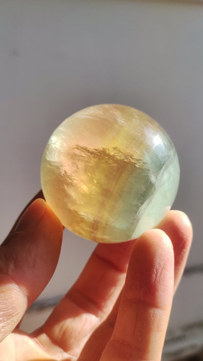 Boule de pierre précieuse arc-en-ciel jaune fluorite, sphère de décoration, boule de jeu en cristal, méditation, pierre de guérison, cadeau pour femme et homme, énergie pour sa maison