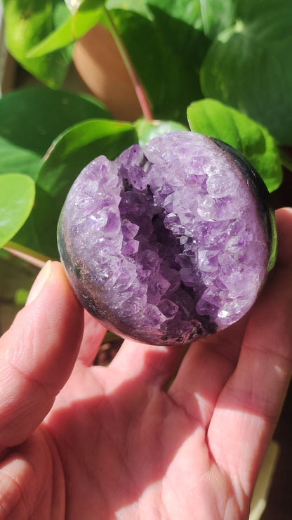 Boule de géode d'améthyste ~ Pierre précieuse magique décorative, niveau de cristal, boule de guérison, balle de jeu, méditation HIPPIE GOA Boho ethnique violet énergie