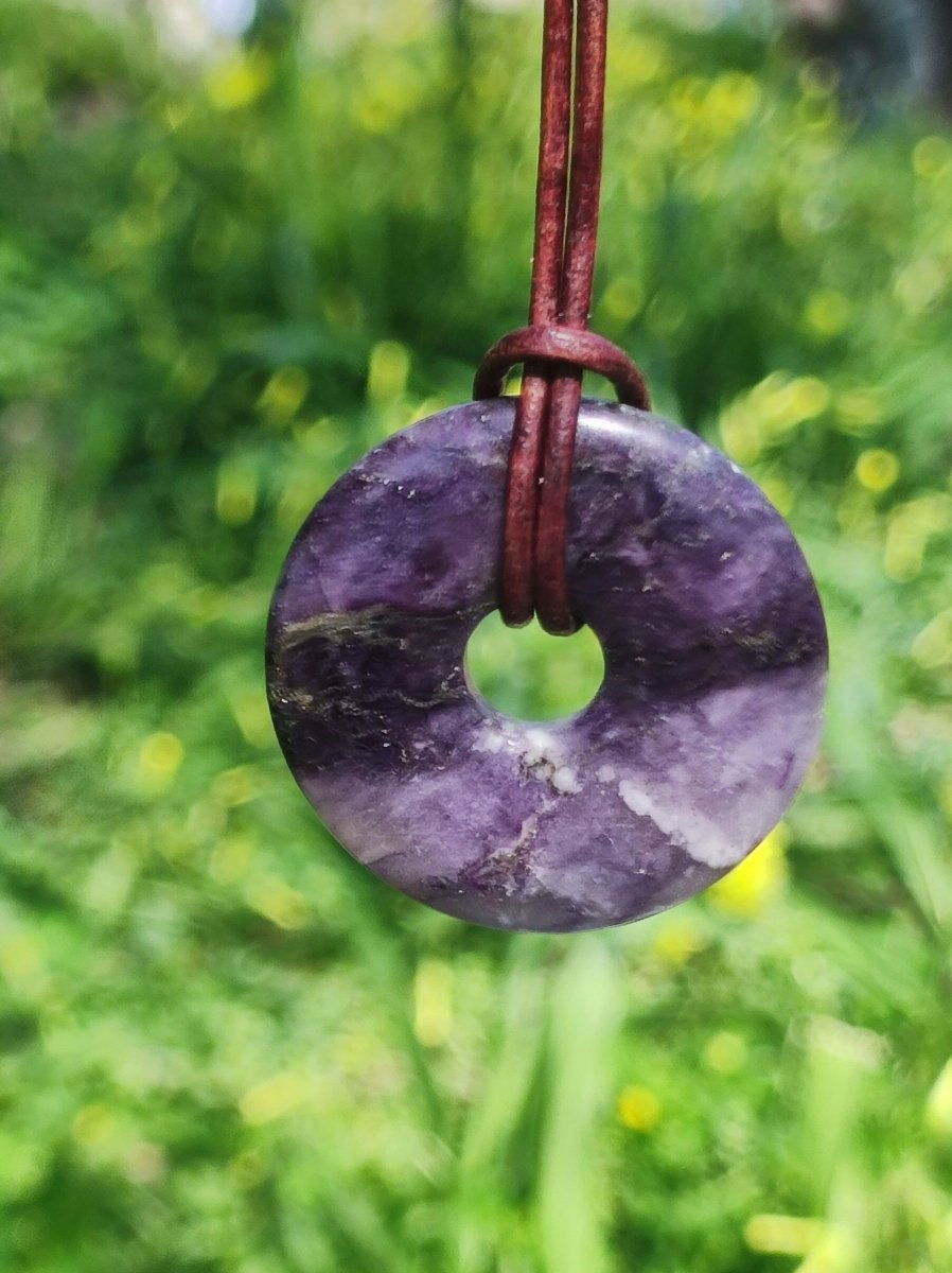 Purple Heart Fluorit 30mm Edelstein Kette Heilstein Schutzsymbol Mann Frau Glück HIPPIE GOA Boho Tibet Ethno Natur Rarität Geschenk Freundin - Art of Nature Berlin