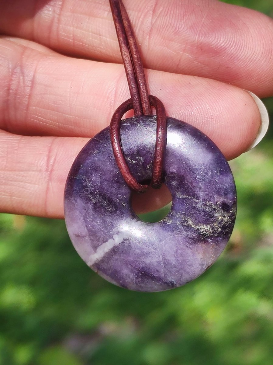 Purple Heart Fluorit 30mm Edelstein Kette Heilstein Schutzsymbol Mann Frau Glück HIPPIE GOA Boho Tibet Ethno Natur Rarität Geschenk Freundin - Art of Nature Berlin