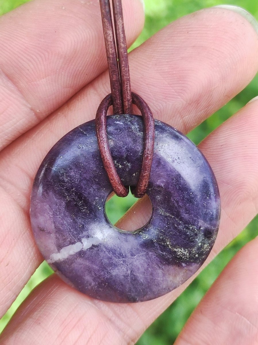 Purple Heart Fluorit 30mm Edelstein Kette Heilstein Schutzsymbol Mann Frau Glück HIPPIE GOA Boho Tibet Ethno Natur Rarität Geschenk Freundin - Art of Nature Berlin