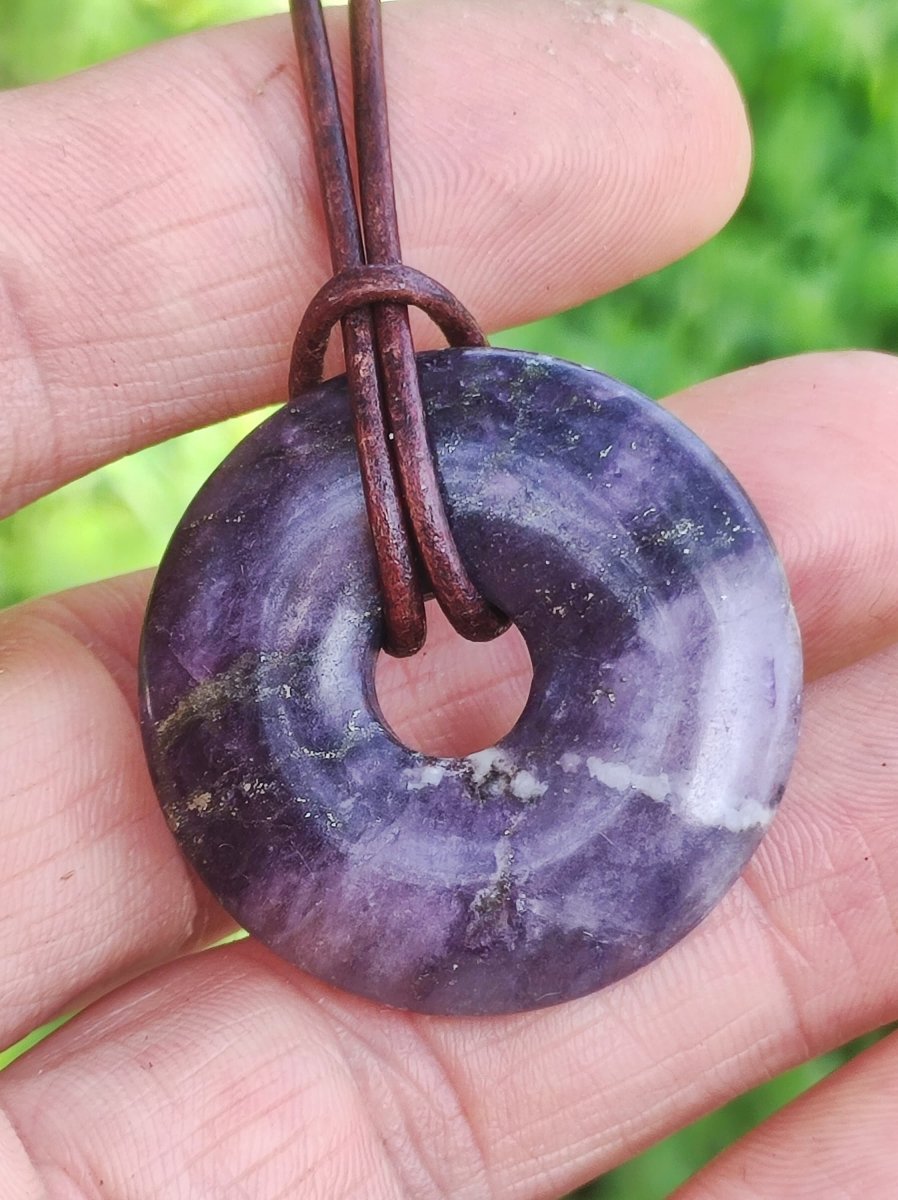 Purple Heart Fluorit 30mm Edelstein Kette Heilstein Schutzsymbol Mann Frau Glück HIPPIE GOA Boho Tibet Ethno Natur Rarität Geschenk Freundin - Art of Nature Berlin