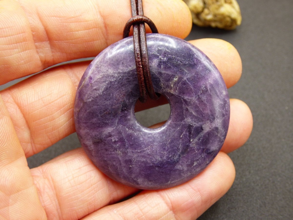 Purple Heart Fluorit 40mm ~ Edelstein Kette ~HIPPIE ~GOA ~Boho ~Tibet ~Ethno ~Nature ~Donut ~Schutzsymbol ~Heilstein ~Galaxy - Art of Nature Berlin