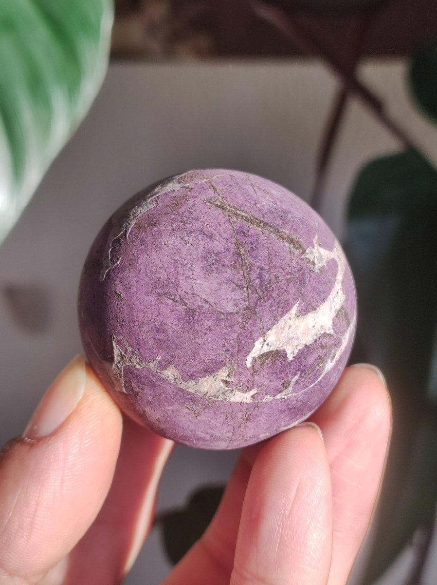Purpurit - Edelstein Kugel lila Natur Heilstein Deko Sphere Kristall Geschenk Er Sie Haus Einweihung Wohnung Energie Kraft Sammler Rarität - Art of Nature Berlin