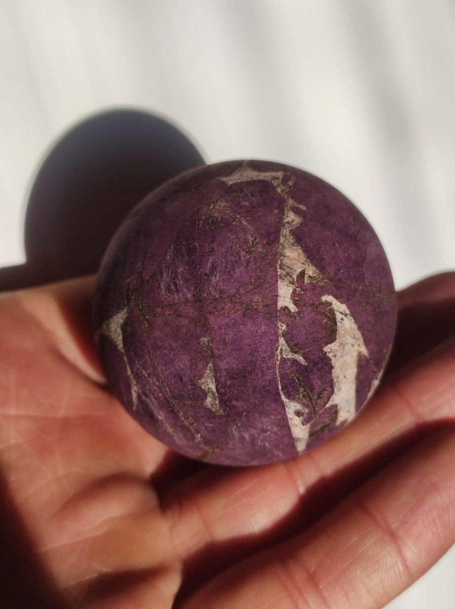 Purpurit - Edelstein Kugel lila Natur Heilstein Deko Sphere Kristall Geschenk Er Sie Haus Einweihung Wohnung Energie Kraft Sammler Rarität - Art of Nature Berlin
