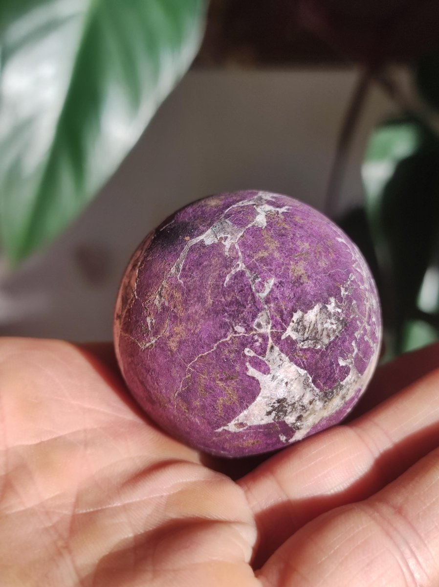 Purpurit - Edelstein Kugel lila Natur Heilstein Deko Sphere Kristall Geschenk Er Sie Haus Einweihung Wohnung Energie Kraft Sammler Rarität - Art of Nature Berlin