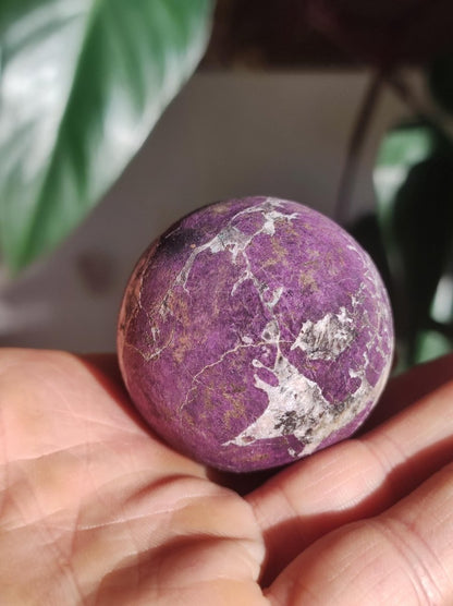 Purpurit - Edelstein Kugel lila Natur Heilstein Deko Sphere Kristall Geschenk Er Sie Haus Einweihung Wohnung Energie Kraft Sammler Rarität - Art of Nature Berlin