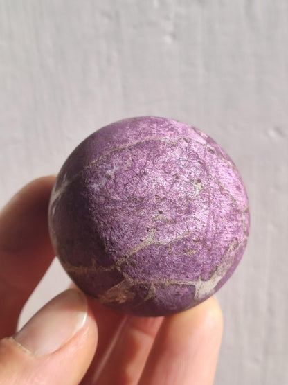 Purpurit - Edelstein Kugel lila Natur Heilstein Deko Sphere Kristall Geschenk Er Sie Haus Einweihung Wohnung Energie Kraft Sammler Rarität - Art of Nature Berlin