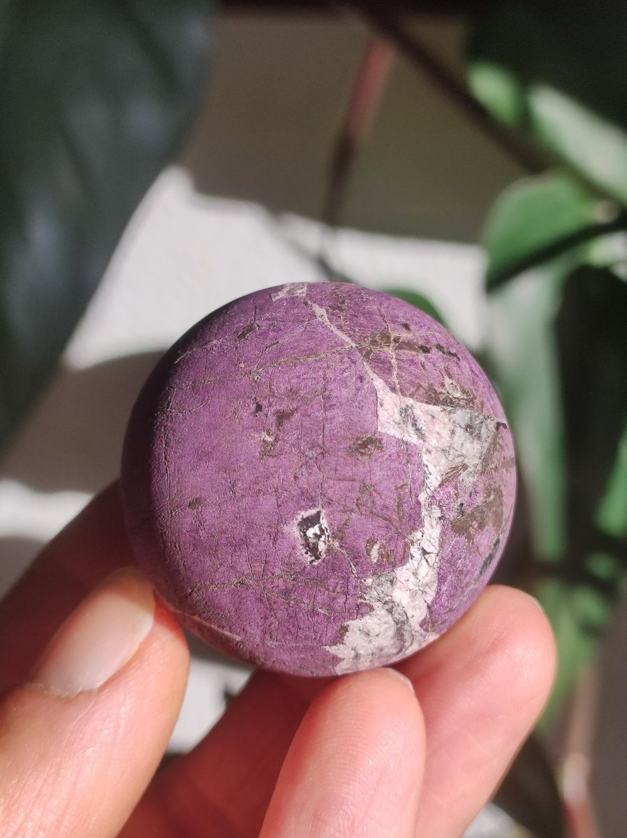 Purpurit - Edelstein Kugel lila Natur Heilstein Deko Sphere Kristall Geschenk Er Sie Haus Einweihung Wohnung Energie Kraft Sammler Rarität - Art of Nature Berlin