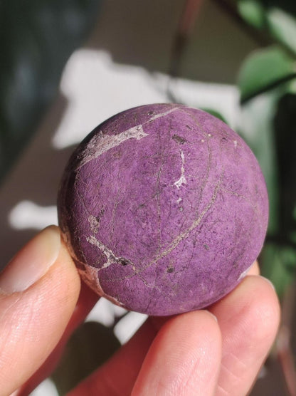 Purpurit - Edelstein Kugel lila Natur Heilstein Deko Sphere Kristall Geschenk Er Sie Haus Einweihung Wohnung Energie Kraft Sammler Rarität - Art of Nature Berlin