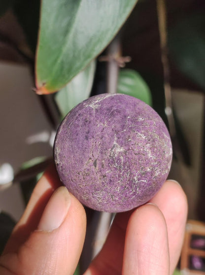 Purpurit - Edelstein Kugel lila Natur Heilstein Deko Sphere Kristall Geschenk Er Sie Haus Einweihung Wohnung Energie Kraft Sammler Rarität - Art of Nature Berlin