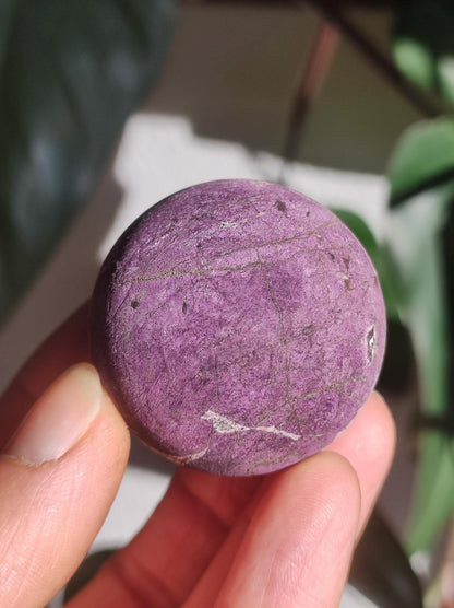 Purpurit - Edelstein Kugel lila Natur Heilstein Deko Sphere Kristall Geschenk Er Sie Haus Einweihung Wohnung Energie Kraft Sammler Rarität - Art of Nature Berlin