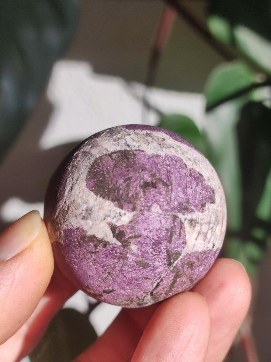 Purpurit - Edelstein Kugel lila Natur Heilstein Deko Sphere Kristall Geschenk Er Sie Haus Einweihung Wohnung Energie Kraft Sammler Rarität - Art of Nature Berlin