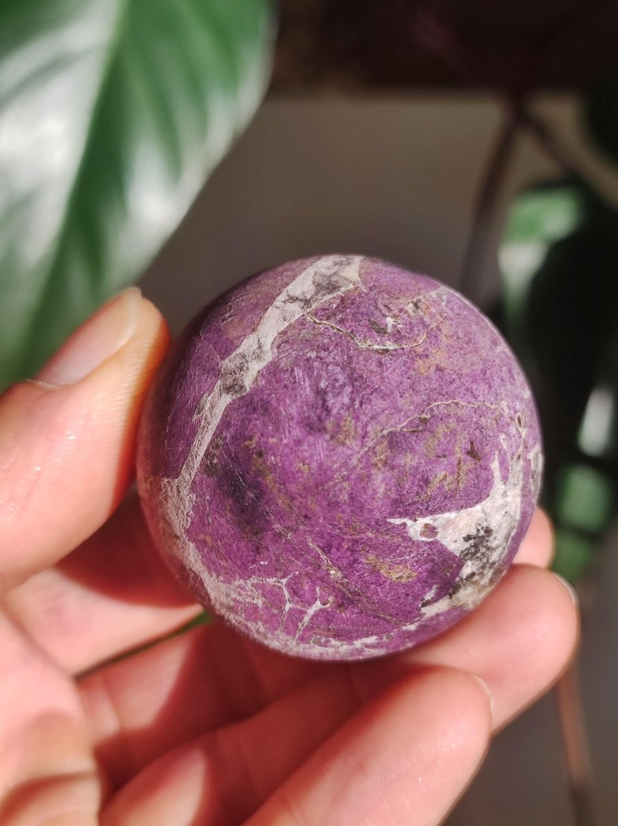Purpurit - Edelstein Kugel lila Natur Heilstein Deko Sphere Kristall Geschenk Er Sie Haus Einweihung Wohnung Energie Kraft Sammler Rarität - Art of Nature Berlin