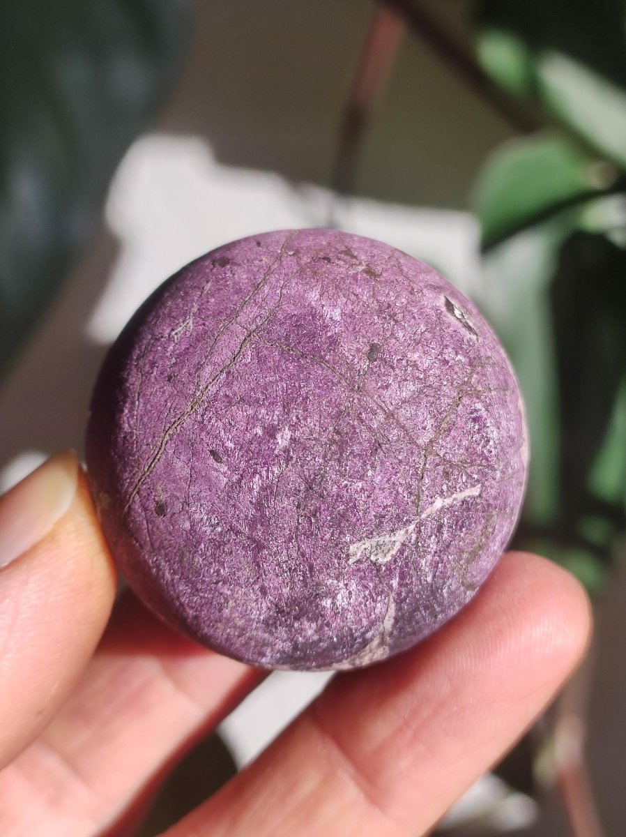 Purpurit - Edelstein Kugel lila Natur Heilstein Deko Sphere Kristall Geschenk Er Sie Haus Einweihung Wohnung Energie Kraft Sammler Rarität - Art of Nature Berlin