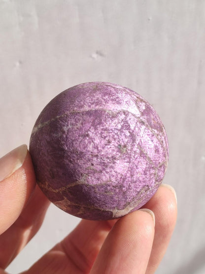 Purpurit - Edelstein Kugel lila Natur Heilstein Deko Sphere Kristall Geschenk Er Sie Haus Einweihung Wohnung Energie Kraft Sammler Rarität - Art of Nature Berlin