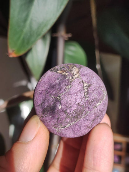 Purpurit - Edelstein Kugel lila Natur Heilstein Deko Sphere Kristall Geschenk Er Sie Haus Einweihung Wohnung Energie Kraft Sammler Rarität - Art of Nature Berlin