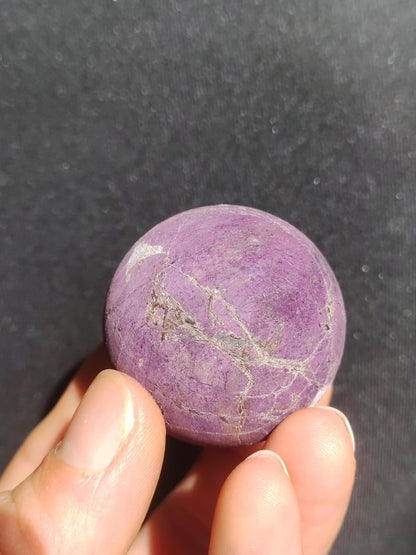 Purpurit - Edelstein Kugel lila Natur Heilstein Deko Sphere Kristall Geschenk Er Sie Haus Einweihung Wohnung Energie Kraft Sammler Rarität - Art of Nature Berlin