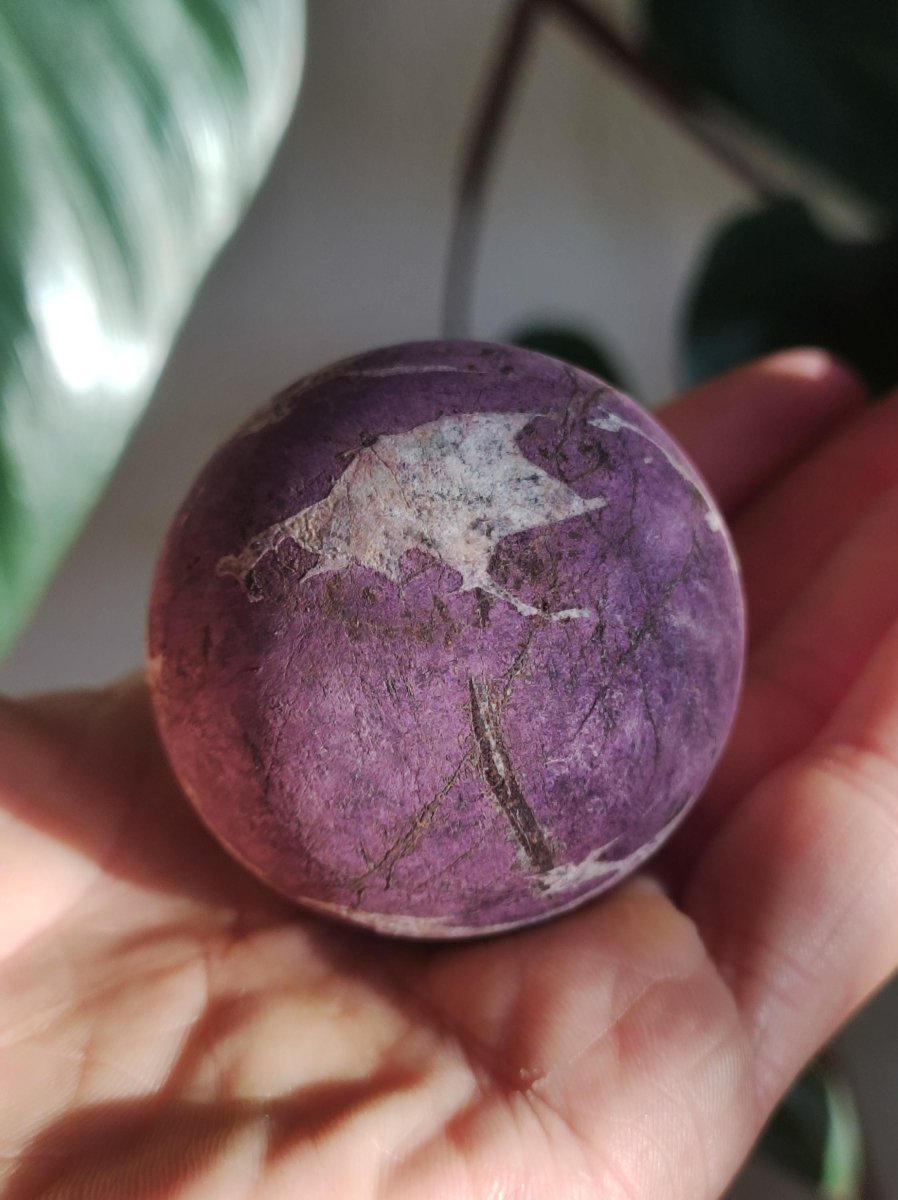 Purpurit - Edelstein Kugel lila Natur Heilstein Deko Sphere Kristall Geschenk Er Sie Haus Einweihung Wohnung Energie Kraft Sammler Rarität - Art of Nature Berlin