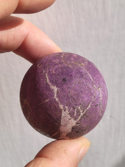 Purpurit - Edelstein Kugel lila Natur Heilstein Deko Sphere Kristall Geschenk Er Sie Haus Einweihung Wohnung Energie Kraft Sammler Rarität - Art of Nature Berlin
