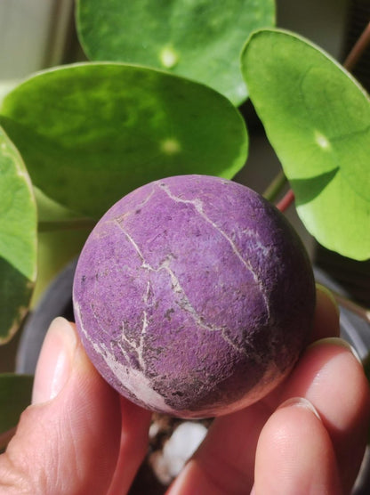 Purpurit - Edelstein Kugel lila Natur Heilstein Deko Sphere Kristall Geschenk Er Sie Haus Einweihung Wohnung Energie Kraft Sammler Rarität - Art of Nature Berlin