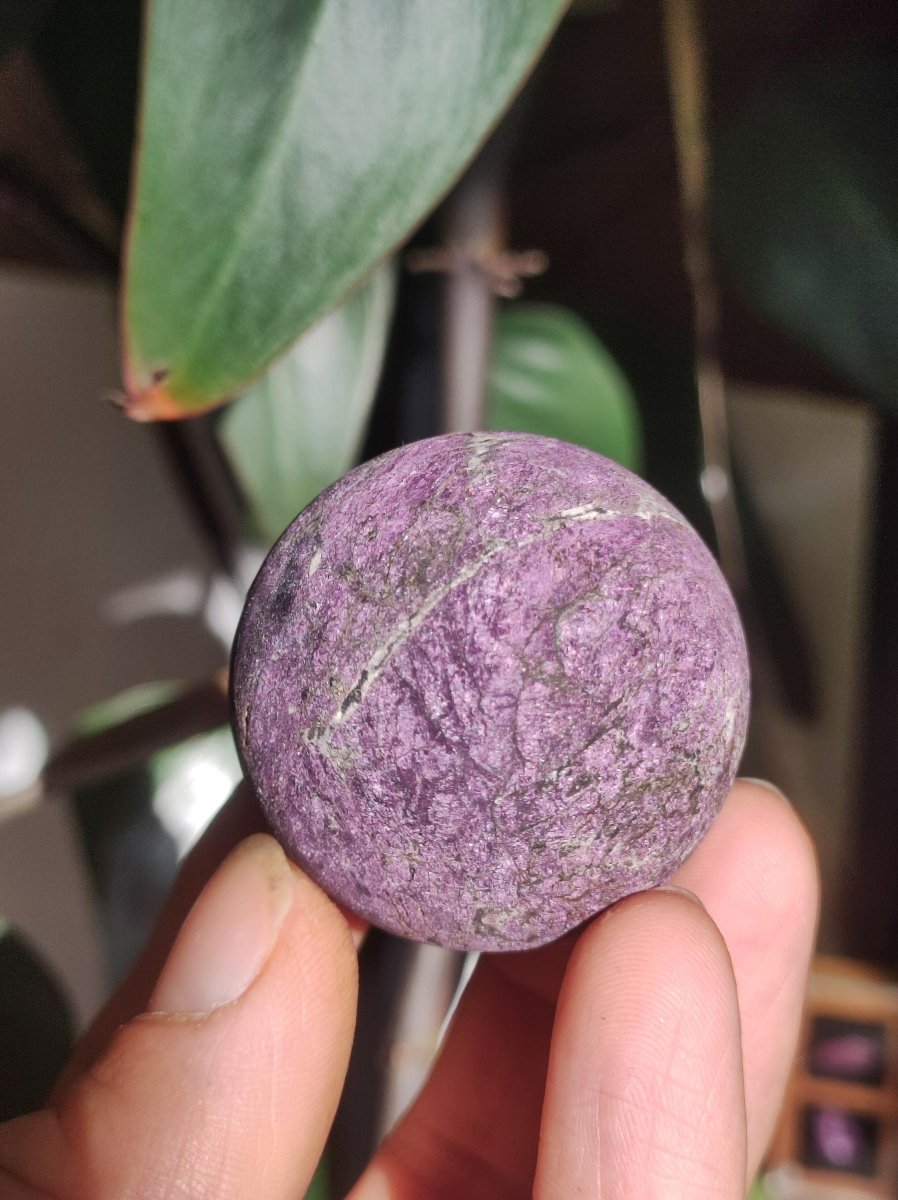 Purpurit - Edelstein Kugel lila Natur Heilstein Deko Sphere Kristall Geschenk Er Sie Haus Einweihung Wohnung Energie Kraft Sammler Rarität - Art of Nature Berlin