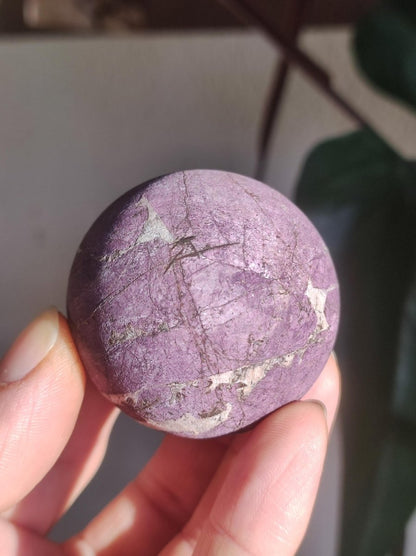 Purpurit - Edelstein Kugel lila Natur Heilstein Deko Sphere Kristall Geschenk Er Sie Haus Einweihung Wohnung Energie Kraft Sammler Rarität - Art of Nature Berlin