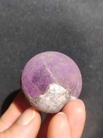 Purpurit - Edelstein Kugel lila Natur Heilstein Deko Sphere Kristall Geschenk Er Sie Haus Einweihung Wohnung Energie Kraft Sammler Rarität - Art of Nature Berlin