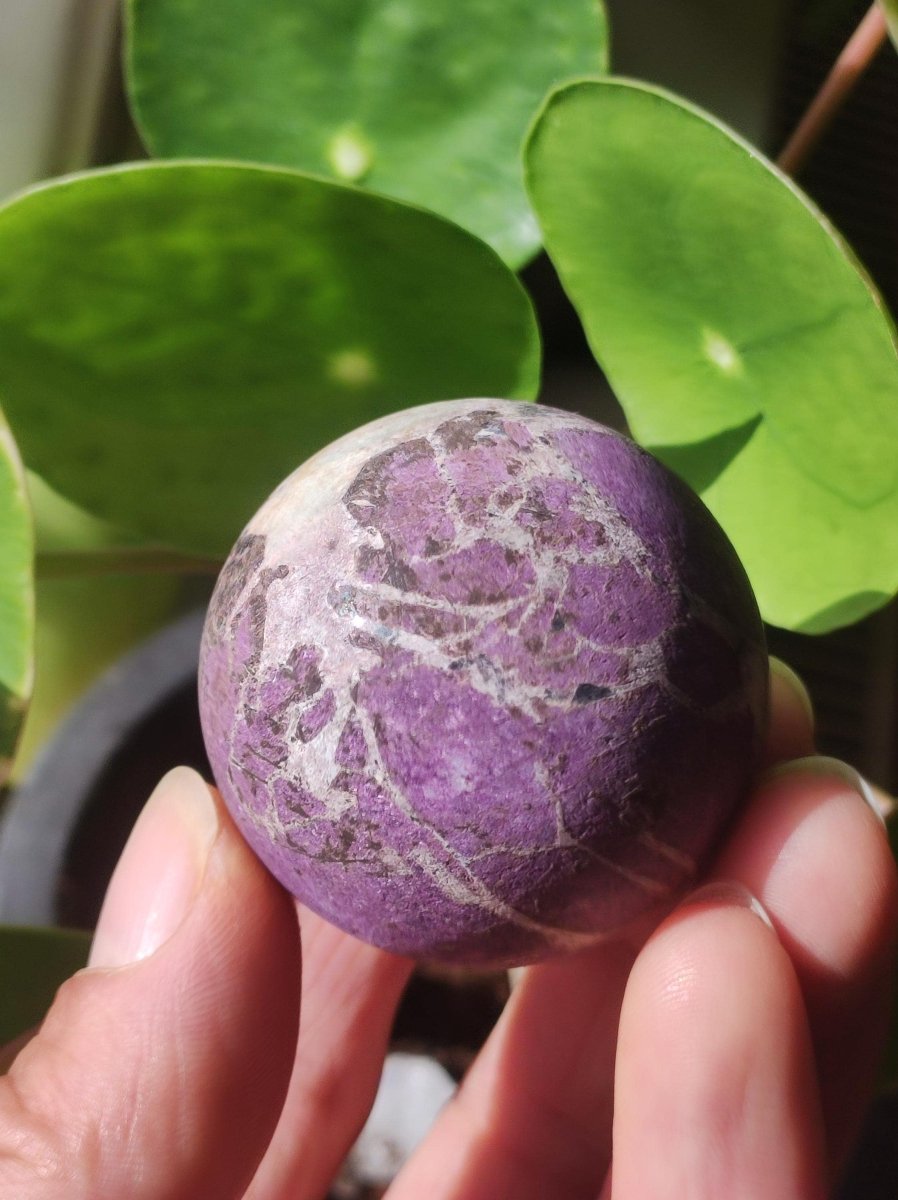 Purpurit - Edelstein Kugel lila Natur Heilstein Deko Sphere Kristall Geschenk Er Sie Haus Einweihung Wohnung Energie Kraft Sammler Rarität - Art of Nature Berlin