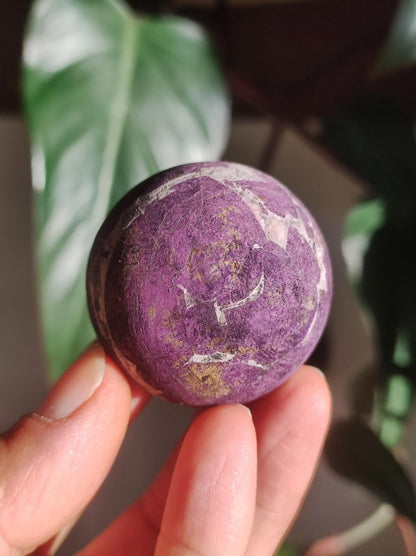 Purpurit - Edelstein Kugel lila Natur Heilstein Deko Sphere Kristall Geschenk Er Sie Haus Einweihung Wohnung Energie Kraft Sammler Rarität - Art of Nature Berlin