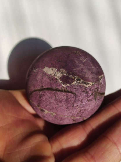 Purpurit - Edelstein Kugel lila Natur Heilstein Deko Sphere Kristall Geschenk Er Sie Haus Einweihung Wohnung Energie Kraft Sammler Rarität - Art of Nature Berlin