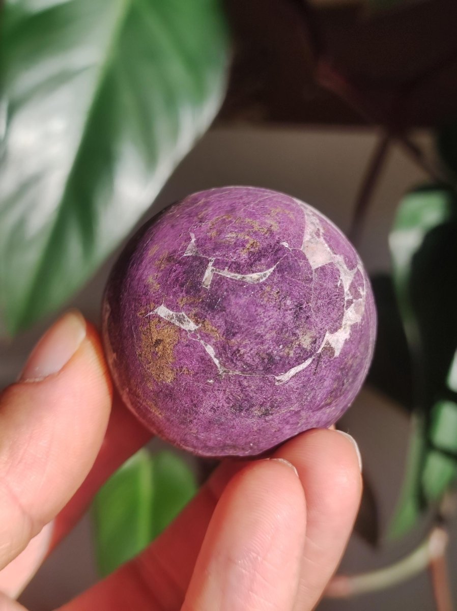 Purpurit - Edelstein Kugel lila Natur Heilstein Deko Sphere Kristall Geschenk Er Sie Haus Einweihung Wohnung Energie Kraft Sammler Rarität - Art of Nature Berlin