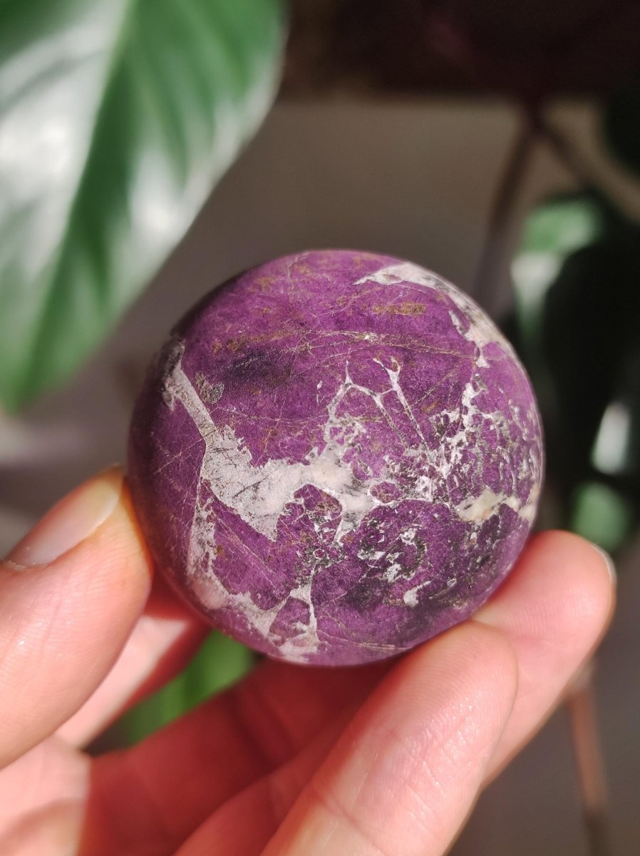 Purpurit - Edelstein Kugel lila Natur Heilstein Deko Sphere Kristall Geschenk Er Sie Haus Einweihung Wohnung Energie Kraft Sammler Rarität - Art of Nature Berlin