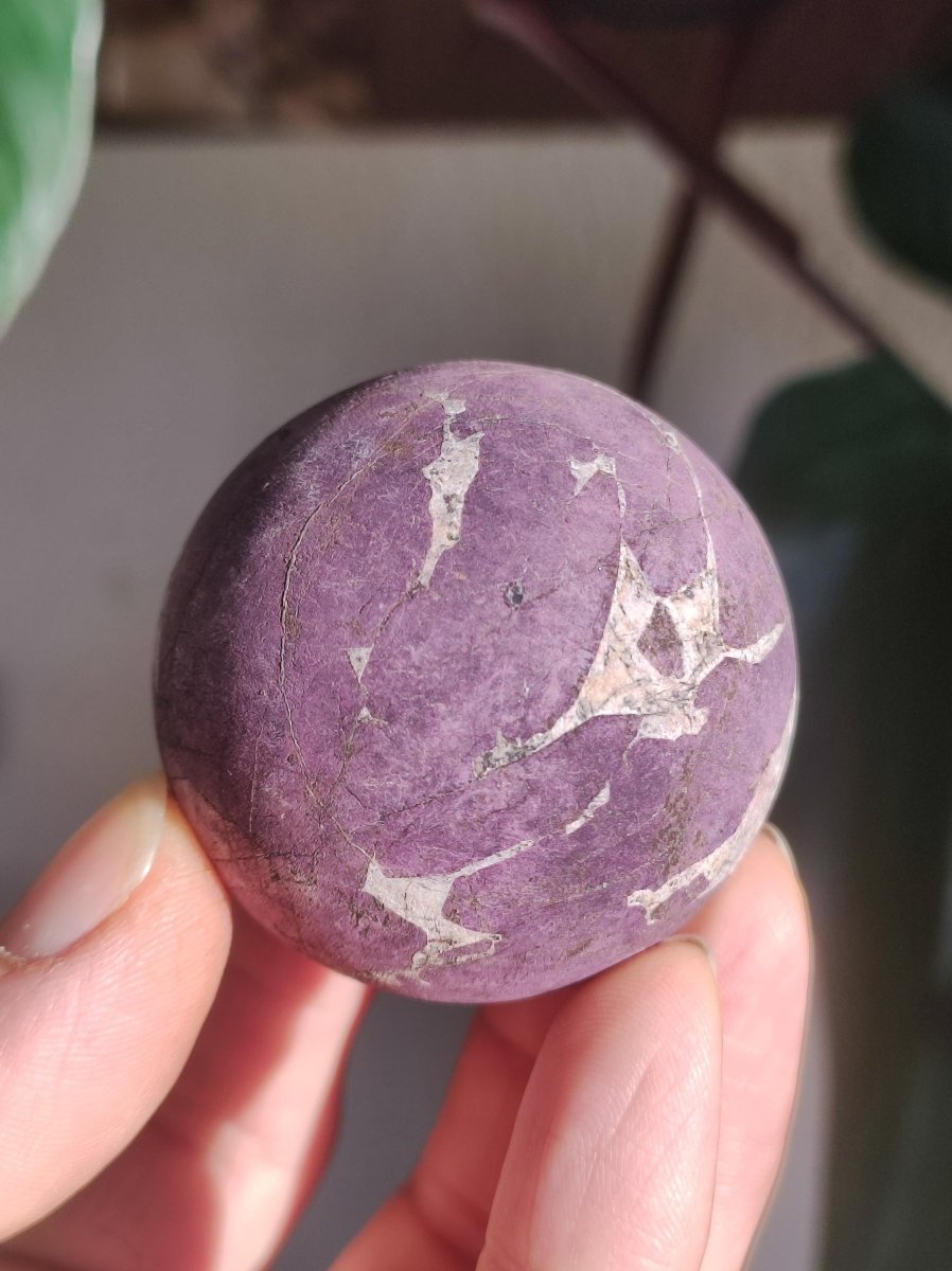 Purpurit - Edelstein Kugel lila Natur Heilstein Deko Sphere Kristall Geschenk Er Sie Haus Einweihung Wohnung Energie Kraft Sammler Rarität - Art of Nature Berlin