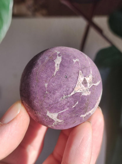 Purpurit - Edelstein Kugel lila Natur Heilstein Deko Sphere Kristall Geschenk Er Sie Haus Einweihung Wohnung Energie Kraft Sammler Rarität - Art of Nature Berlin