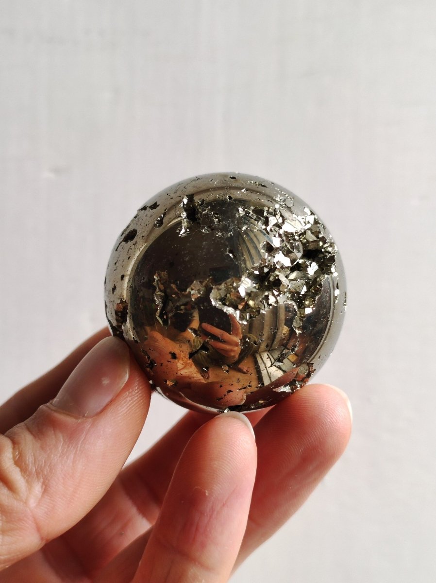 Pyrit "Chispa" ~ Magische Edelstein Kugel Massage & Deko Sphere Crystal Spielkugel Meditation Heilstein Sammler Mineral Rund Ball Rarität - Art of Nature Berlin